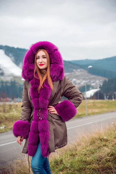 Hermosa Mujer Chaqueta Colorida Del Parque Moda Tiempo Frío Aire —  Fotos de Stock