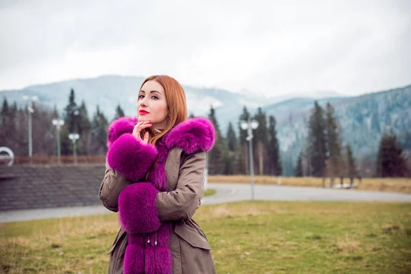 Wanita Cantik Dengan Jaket Taman Berwarna Warni Pada Waktu Dingin — Stok Foto