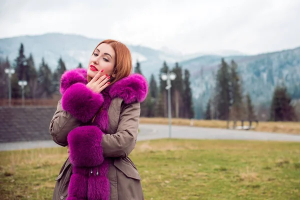 Beautiful Woman Fashionable Colorful Park Jacket Cold Time Outdoor Fashion — Stock Photo, Image