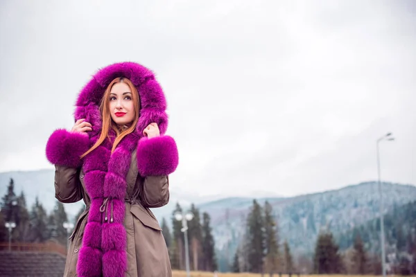 Piękna Kobieta Modnej Kolorowej Kurtce Zimnym Czasie Świeżym Powietrzu Moda — Zdjęcie stockowe