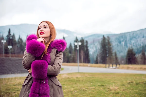 Mooie Vrouw Modieuze Kleurrijke Parkjas Koude Tijd Buiten Fashion Lady — Stockfoto