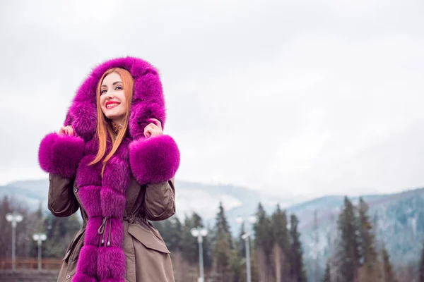 Hermosa Mujer Chaqueta Colorida Del Parque Moda Tiempo Frío Aire —  Fotos de Stock