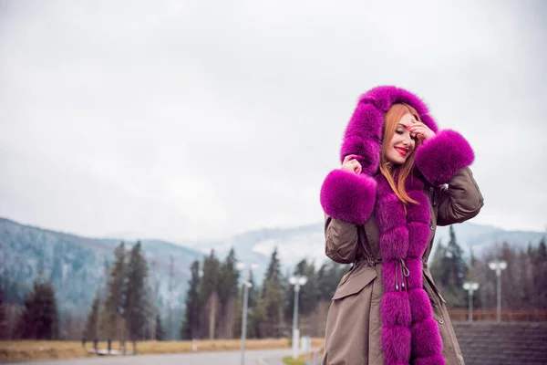 Vacker Kvinna Fashionabla Färgglada Park Jacka Vid Kall Tid Utomhus — Stockfoto