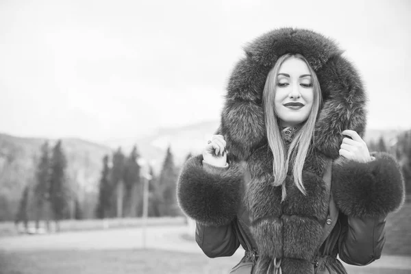 Hermosa Mujer Chaqueta Colorida Del Parque Moda Tiempo Frío Aire —  Fotos de Stock