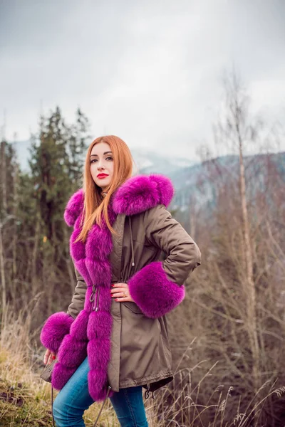 Mulher Bonita Jaqueta Parque Colorida Moda Tempo Frio Livre Moda — Fotografia de Stock