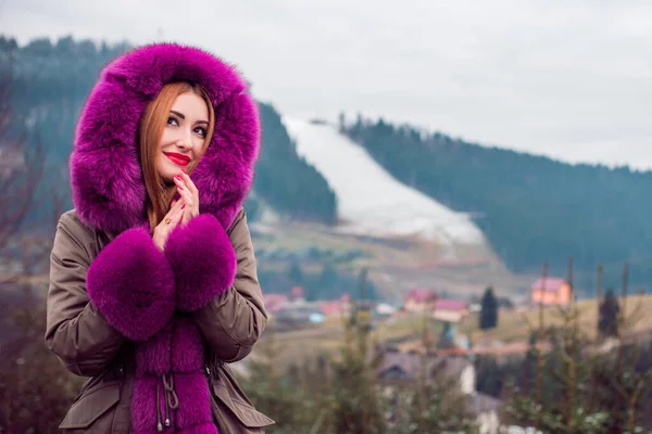 Красивая Женщина Модной Красочной Куртке Парка Холодное Время Года Открытом — стоковое фото
