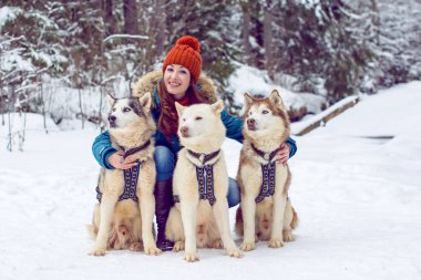 Kış ve Noel 'le ilgili bir şey. Kış, hayallerin gerçekleşmesi için büyülü bir zamandır. Karlı kış manzarasında güzel bir kadın portresi. Güzel bir kadınla Sibiryalı Husky Dog 'un sihirli anları kutlu olsun.
