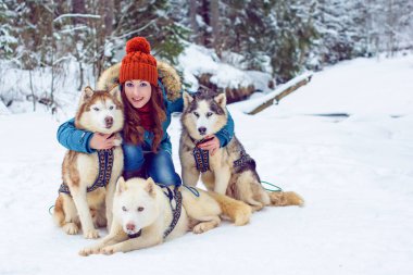 Kış ve Noel 'le ilgili bir şey. Kış, hayallerin gerçekleşmesi için büyülü bir zamandır. Karlı kış manzarasında güzel bir kadın portresi. Güzel bir kadınla Sibiryalı Husky Dog 'un sihirli anları kutlu olsun.
