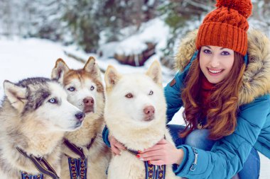 Kış ve Noel 'le ilgili bir şey. Kış, hayallerin gerçekleşmesi için büyülü bir zamandır. Karlı kış manzarasında güzel bir kadın portresi. Güzel bir kadınla Sibiryalı Husky Dog 'un sihirli anları kutlu olsun.