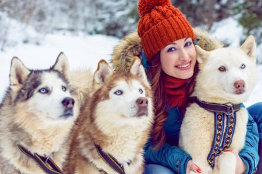 Kış ve Noel 'le ilgili bir şey. Kış, hayallerin gerçekleşmesi için büyülü bir zamandır. Karlı kış manzarasında güzel bir kadın portresi. Güzel bir kadınla Sibiryalı Husky Dog 'un sihirli anları kutlu olsun.