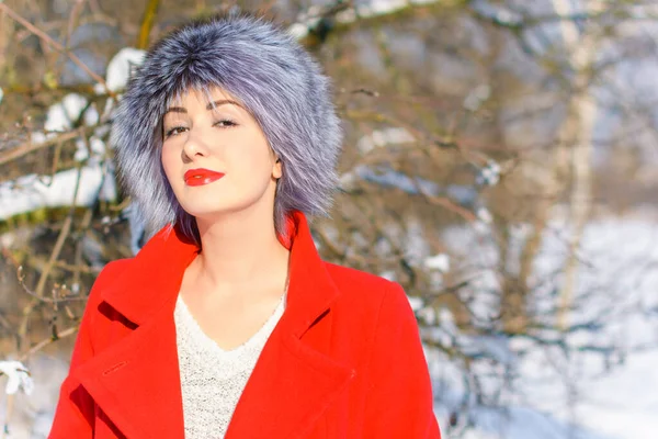 Gyönyörű Fiatal Lány Piros Kabátban Téli Karácsonyi Ruhák Fehér Pulóver — Stock Fotó