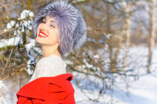 Hermosa Joven Con Abrigo Rojo Ropa Navidad Invierno Suéter Blanco —  Fotos de Stock