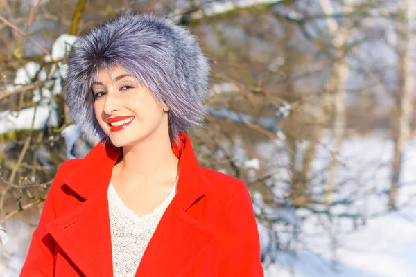 코트를 크리스마스 스웨터를 모자를 자연의 모습을 배경으로 유행하는 숙녀의 어릿광대 — 스톡 사진
