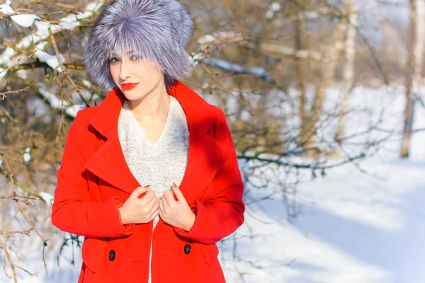 Bella Ragazza Cappotto Rosso Inverno Vestiti Natale Maglione Bianco Cappello — Foto Stock