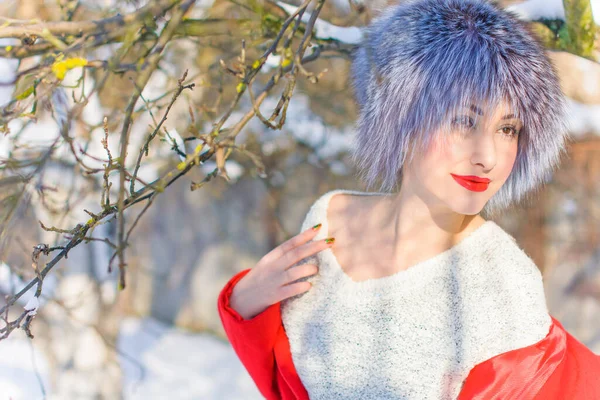 Menina Bonita Inverno Casaco Vermelho Roupas Natal Suéter Branco Chapéu — Fotografia de Stock