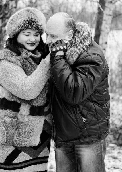 Pareja Mayor Parque Invierno Fondo Naturaleza Divirtiéndose Invierno Otoño Temporada — Foto de Stock