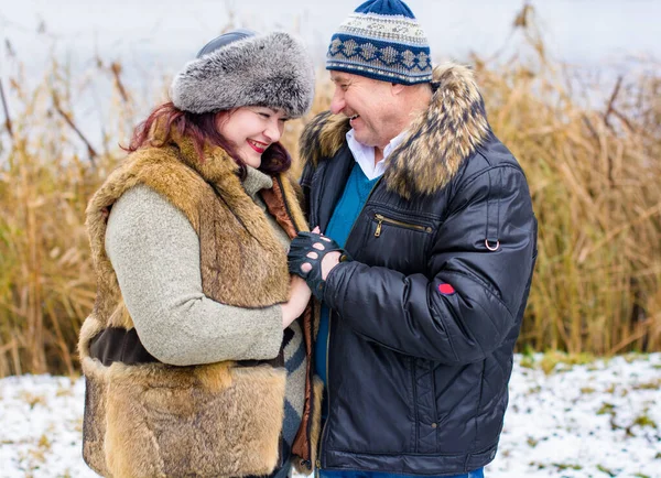 Senior Par Vinter Park Natur Bakgrund Kul Vintern Eller Hösten — Stockfoto