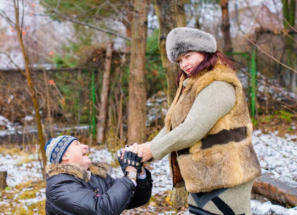 Senior Par Vinter Park Natur Bakgrund Kul Vintern Eller Hösten — Stockfoto