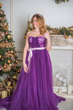 Noel tatilleri, akşam elbiseli bir kadın. Holly Eve 'de çok hoş bir bayan.