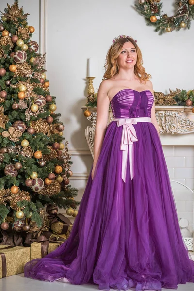 Weihnachten Frau Abendkleid Ziemlich Schön Dame Bei Holly Eve — Stockfoto