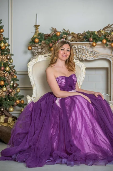 Weihnachten Frau Abendkleid Ziemlich Schön Dame Bei Holly Eve — Stockfoto