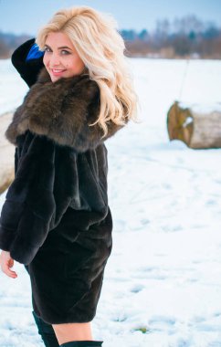 Noel zamanı açık havada oldukça hoş bir kadın, kürklü şık bir bayan, neşeli ve lüks elbiseli sihirli bir sezon.