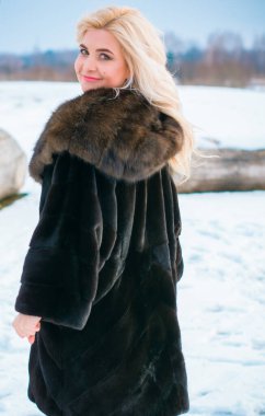 Noel zamanı açık havada oldukça hoş bir kadın, kürklü şık bir bayan, neşeli ve lüks elbiseli sihirli bir sezon.