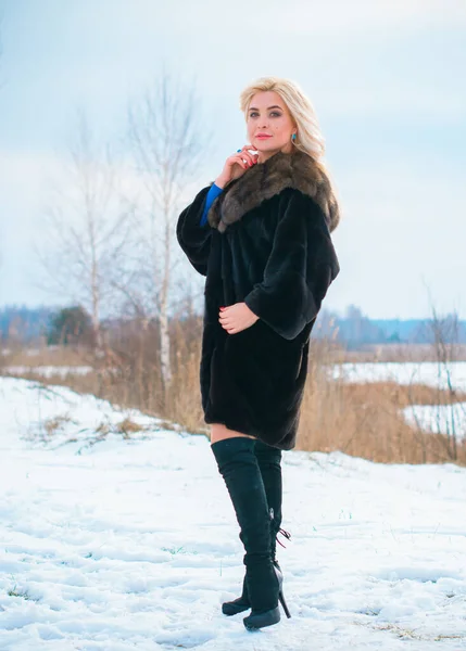 Pretty Nice Woman Christmas Time Outdoor Fashionable Lady Fur Coat — стоковое фото