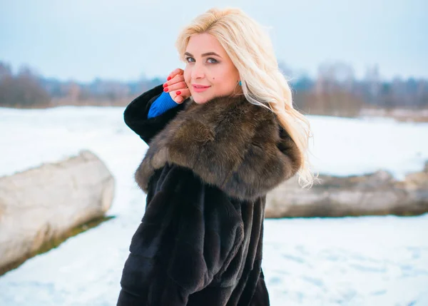 Pretty Nice Woman Christmas Time Outdoor Fashionable Lady Fur Coat — Stock Photo, Image