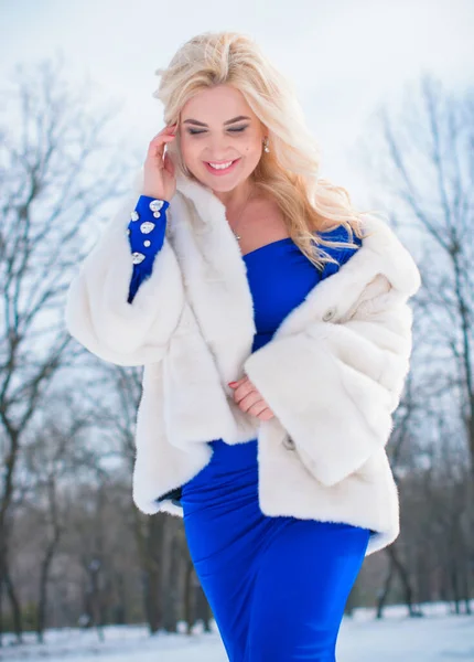 Зимові Свята Святкування Концепція Людей Молода Сексуальна Жінка Елегантній Блакитній — стокове фото