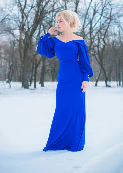 Férias Inverno Celebração Conceito Pessoas Jovem Mulher Sexy Vestido Azul — Fotografia de Stock