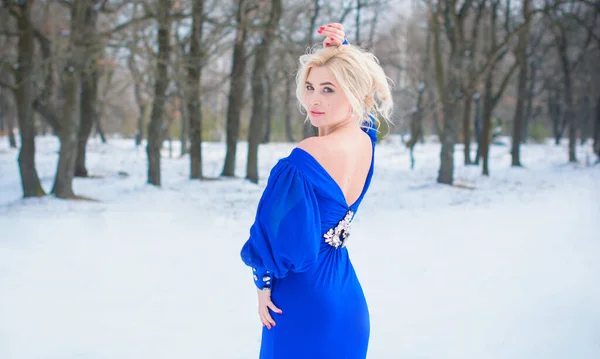 Férias Inverno Celebração Conceito Pessoas Jovem Mulher Sexy Vestido Azul — Fotografia de Stock