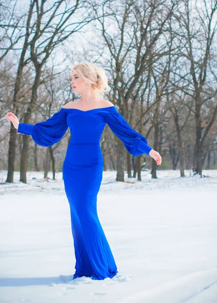 Férias Inverno Celebração Conceito Pessoas Jovem Mulher Sexy Vestido Azul — Fotografia de Stock