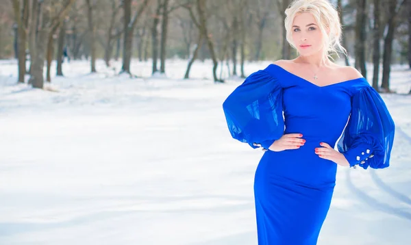 Férias Inverno Celebração Conceito Pessoas Jovem Mulher Sexy Vestido Azul — Fotografia de Stock