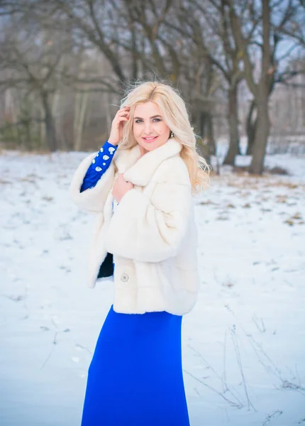 Férias Inverno Celebração Conceito Pessoas Jovem Mulher Sexy Vestido Azul — Fotografia de Stock