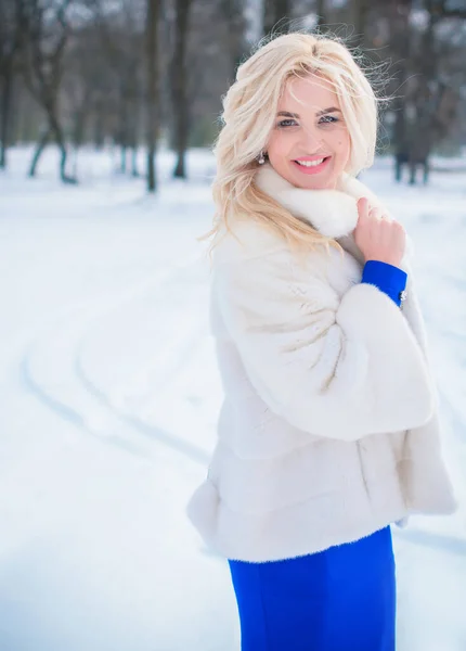 Férias Inverno Celebração Conceito Pessoas Jovem Mulher Sexy Vestido Azul — Fotografia de Stock