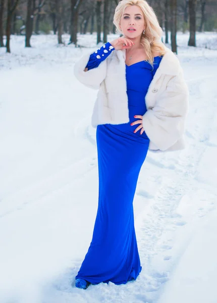 Wintervakantie Feest Mensen Concept Jonge Sexy Vrouw Elegante Blauwe Jurk — Stockfoto