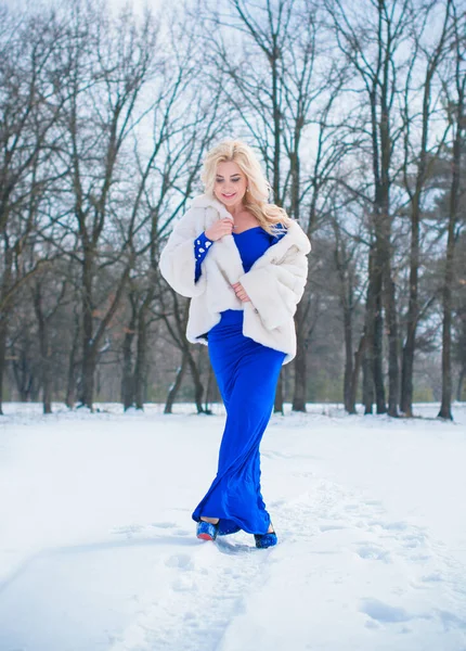 Férias Inverno Celebração Conceito Pessoas Jovem Mulher Sexy Vestido Azul — Fotografia de Stock