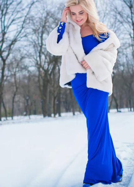 Férias Inverno Celebração Conceito Pessoas Jovem Mulher Sexy Vestido Azul — Fotografia de Stock