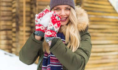  Hoş ve iri yarı bir kız şehirde eğleniyor, modern gençlerin yaşam tarzı. Tatil zamanı. Şehir sokağındaki güzel tombul kadın. Tombul insanların hayatı, psikoloji ve yaşam tarzı