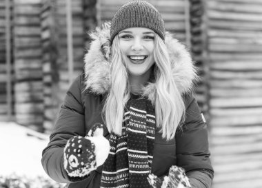  Hoş ve iri yarı bir kız şehirde eğleniyor, modern gençlerin yaşam tarzı. Tatil zamanı. Şehir sokağındaki güzel tombul kadın. Tombul insanların hayatı, psikoloji ve yaşam tarzı