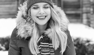 Hoş ve iri yarı bir kız şehirde eğleniyor, modern gençlerin yaşam tarzı. Tatil zamanı. Şehir sokağındaki güzel tombul kadın. Tombul insanların hayatı, psikoloji ve yaşam tarzı