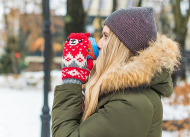 Hoş ve iri yarı bir kız şehirde eğleniyor, modern gençlerin yaşam tarzı. Tatil zamanı. Şehir sokağındaki güzel tombul kadın. Tombul insanların hayatı, psikoloji ve yaşam tarzı