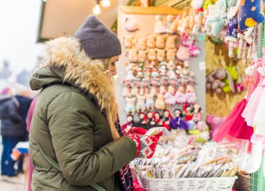 Hoş ve iri yarı bir kız şehirde eğleniyor, modern gençlerin yaşam tarzı. Tatil zamanı. Şehir sokağındaki güzel tombul kadın. Tombul insanların hayatı, psikoloji ve yaşam tarzı