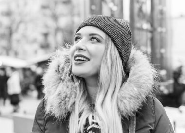 Hoş ve iri yarı bir kız şehirde eğleniyor, modern gençlerin yaşam tarzı. Tatil zamanı. Şehir sokağındaki güzel tombul kadın. Tombul insanların hayatı, psikoloji ve yaşam tarzı