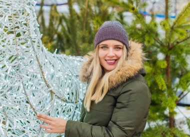 Hoş ve iri yarı bir kız şehirde eğleniyor, modern gençlerin yaşam tarzı. Tatil zamanı. Şehir sokağındaki güzel tombul kadın. Tombul insanların hayatı, psikoloji ve yaşam tarzı