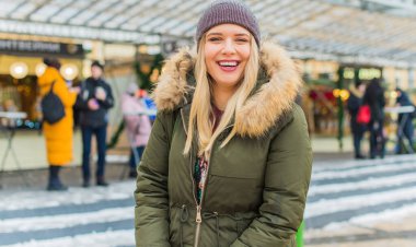 Hoş ve iri yarı bir kız şehirde eğleniyor, modern gençlerin yaşam tarzı. Tatil zamanı. Şehir sokağındaki güzel tombul kadın. Tombul insanların hayatı, psikoloji ve yaşam tarzı