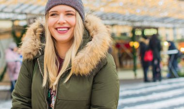 Hoş ve iri yarı bir kız şehirde eğleniyor, modern gençlerin yaşam tarzı. Tatil zamanı. Şehir sokağındaki güzel tombul kadın. Tombul insanların hayatı, psikoloji ve yaşam tarzı