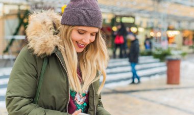 Hoş ve iri yarı bir kız şehirde eğleniyor, modern gençlerin yaşam tarzı. Tatil zamanı. Şehir sokağındaki güzel tombul kadın. Tombul insanların hayatı, psikoloji ve yaşam tarzı