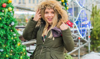 Hoş ve iri yarı bir kız şehirde eğleniyor, modern gençlerin yaşam tarzı. Tatil zamanı. Şehir sokağındaki güzel tombul kadın. Tombul insanların hayatı, psikoloji ve yaşam tarzı